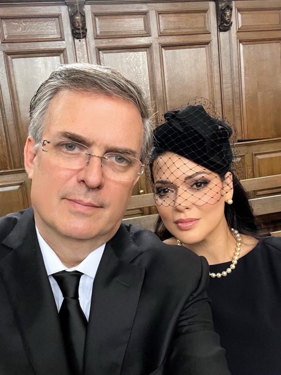 Ebrard causo polémica por selfie en funeral de la reina.
