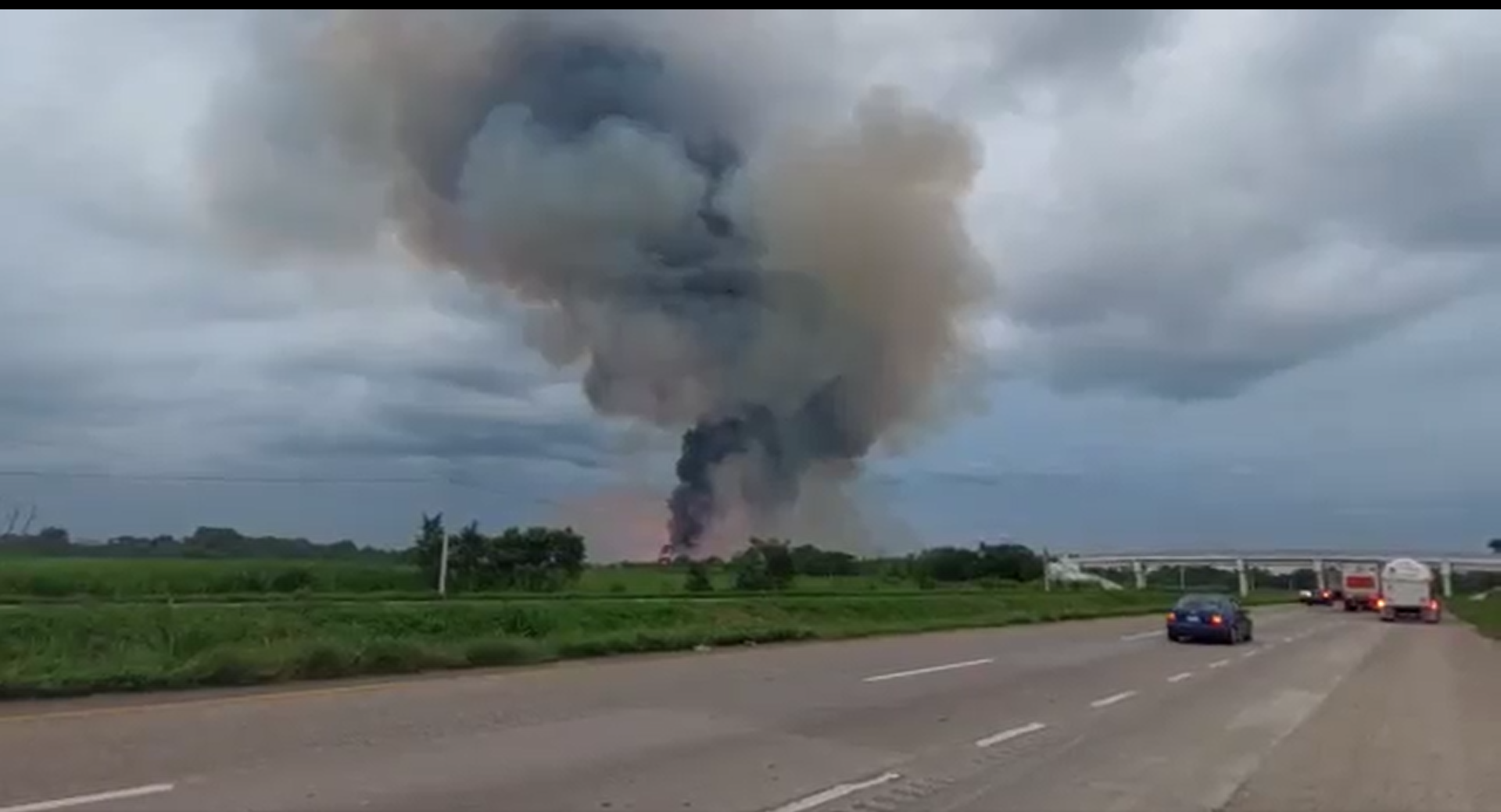 columna de humo, por explosión de gas en huimanguillo tabasco, visible a cientos de metros.