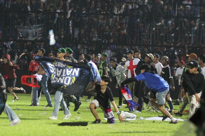  Más de 120 fallecidos en partido de futbol en indonesia.