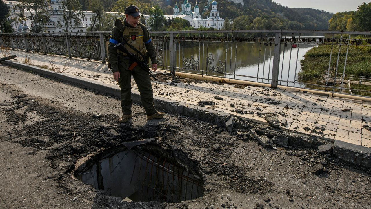Soldado viendo el daño por explosión en un puente