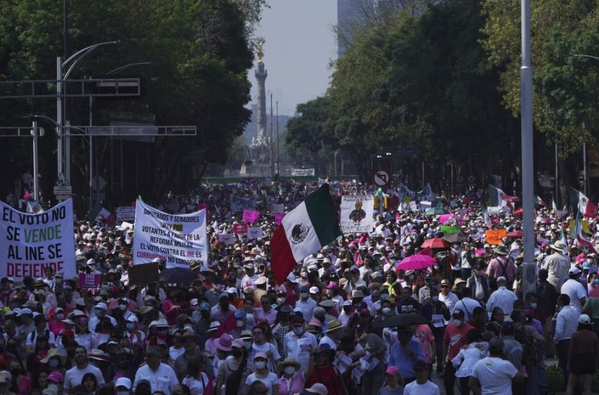  Exclusivo: En Palacio ahora analizan convocar una marcha para defender la reforma electoral