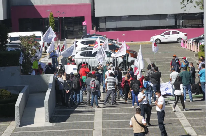  Manifestantes a favor de la reforma electoral de AMLO irrumpieron en instalaciones del INE