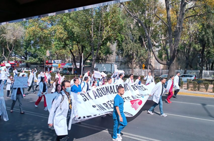  Médicos residentes de Pemex protestaron frente a Palacio: “¡Es aguinaldo, no propina!”