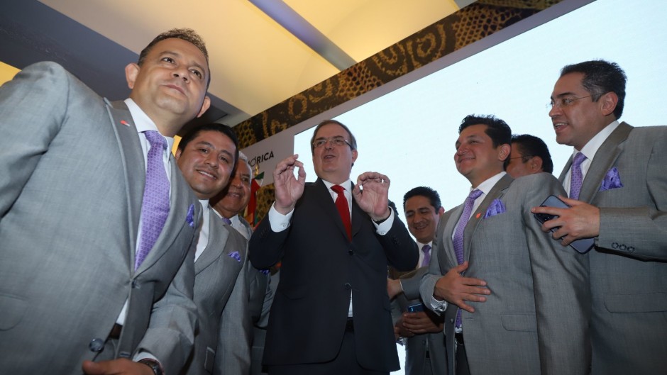 Marcelo Ebrard e integrantes de la Sonora Santanera durante la presentación del sitio web sobre el Pabellón de México en Expo 2020 Dubái en "Memórica, México haz memoria"