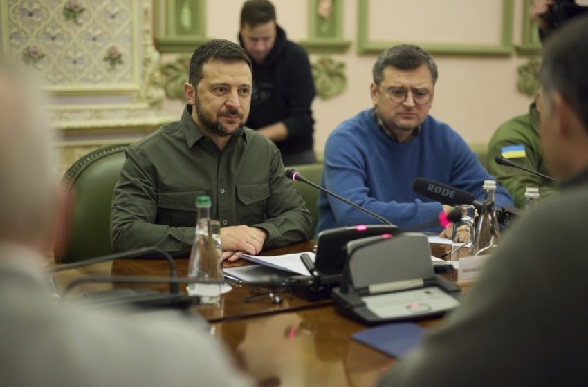  Zelenski acusa a Rusia de intensificar ataques pese a la tregua pascual