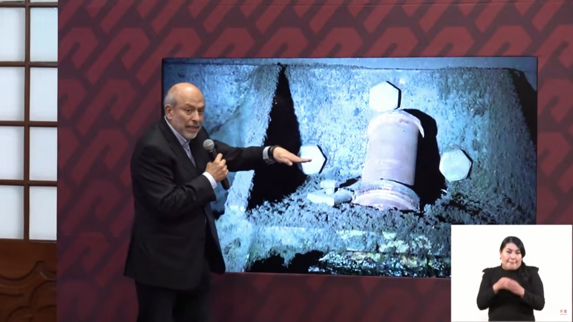 Director del metro de CDMX explicando falla que causo desacople de dos vagones.