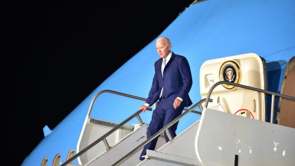 Joe Biden deciende de su avión presidencial. 