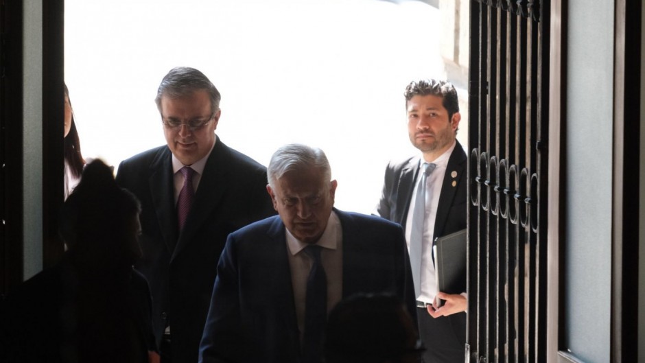 Euforia en el War Room de Ebrard: El golpe de AMLO a los tíos de Beatriz reaviva la pelea por 2024