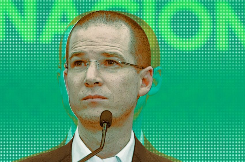 “Tenemos un presidente que se cree emperador en su palacio”