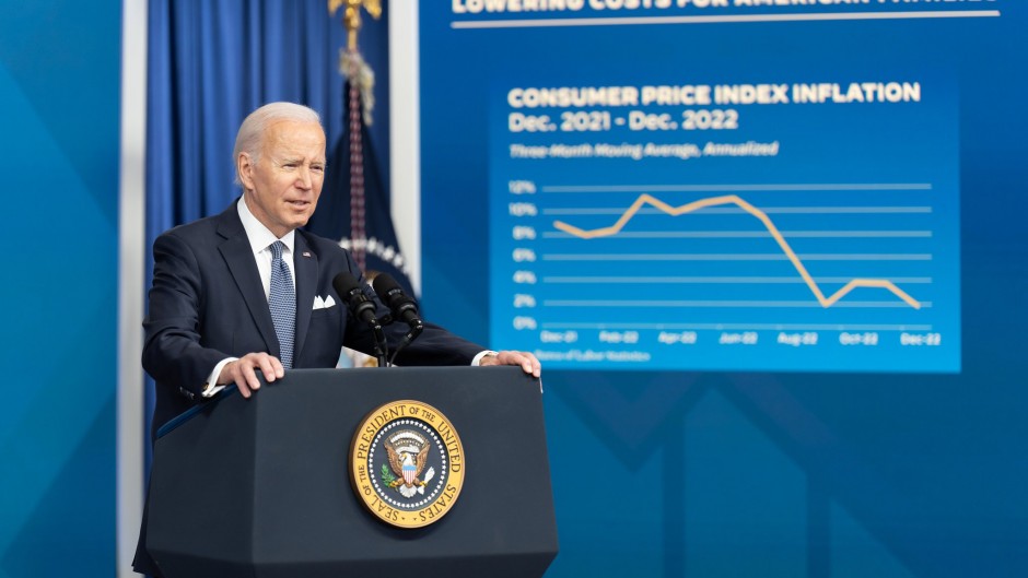 Biden contra todos: apuntó contra las tarjetas de crédito, las aerolíneas, Apple y Google