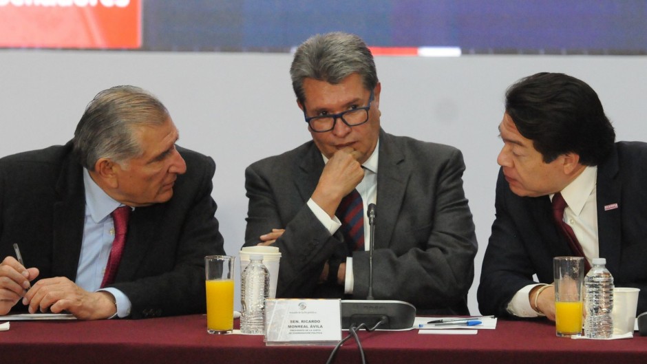 Adán Augusto López. Mario Delgado y Ricardo Monreal durante la decima reunión plenaria de los senadores de Morena. 