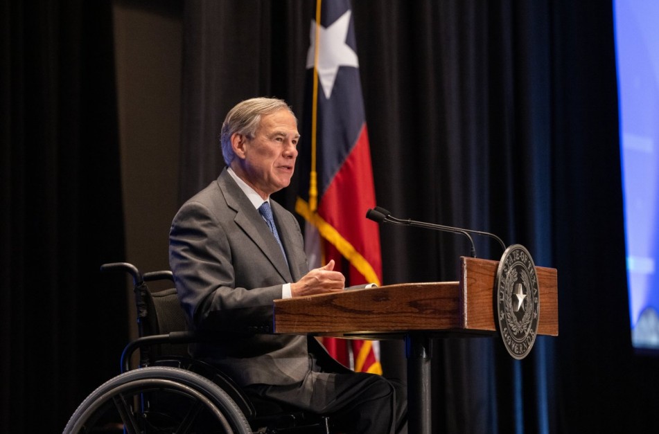 Greg Abbott, uno de los gobernadores republicanos que prohibe el uso de TikTok en universidades y organismos públicos.