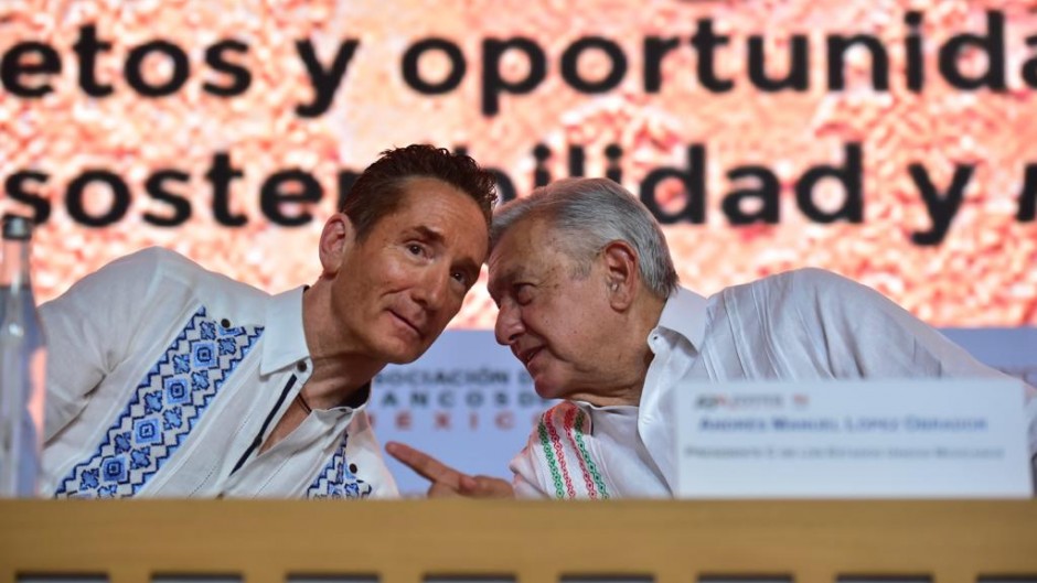 El presidente López Obrador con el banquero Daniel Becker.