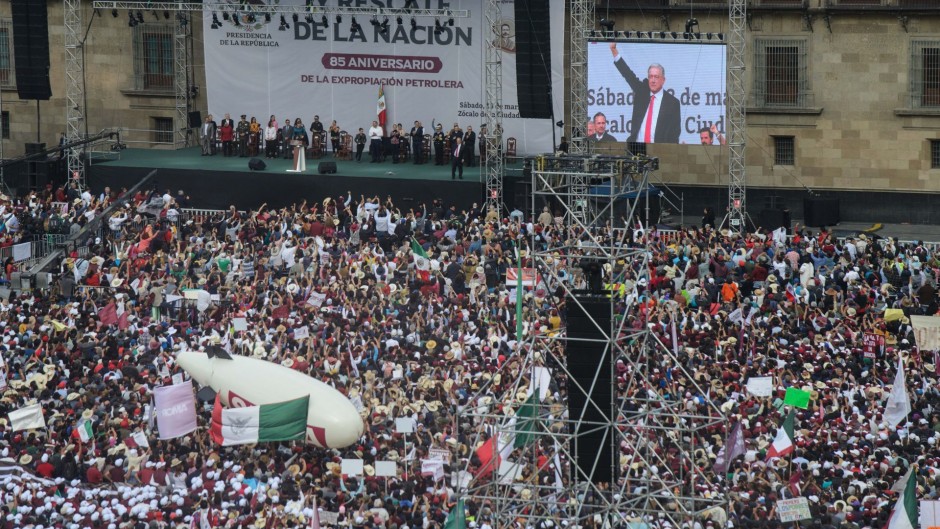 En un Zócalo colmado, López Obrador abrió el juego de la sucesión