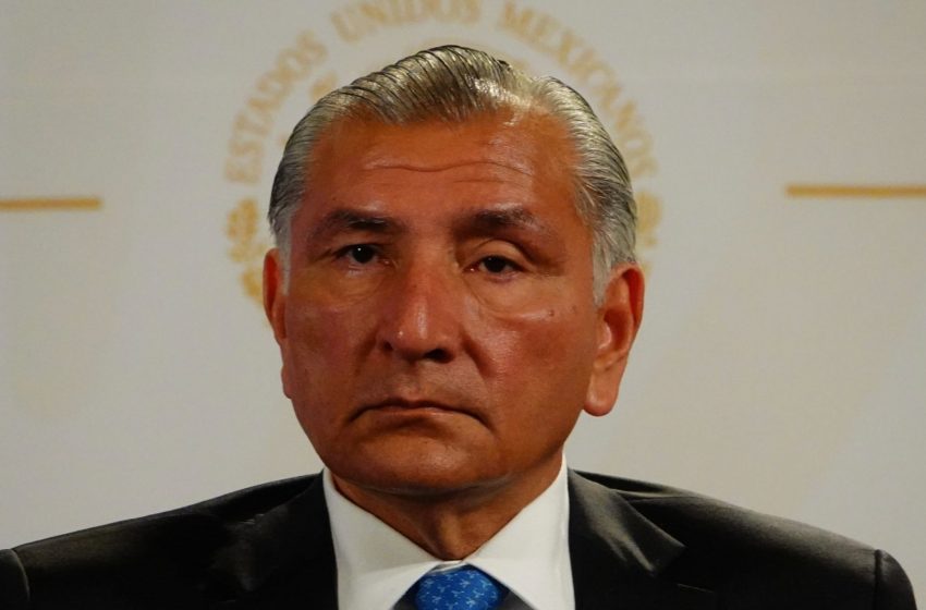 Adán insiste en “culpar” a Ebrard por la tragedia en Ciudad Juárez y difunde el decreto que lo puso al frente de la migración