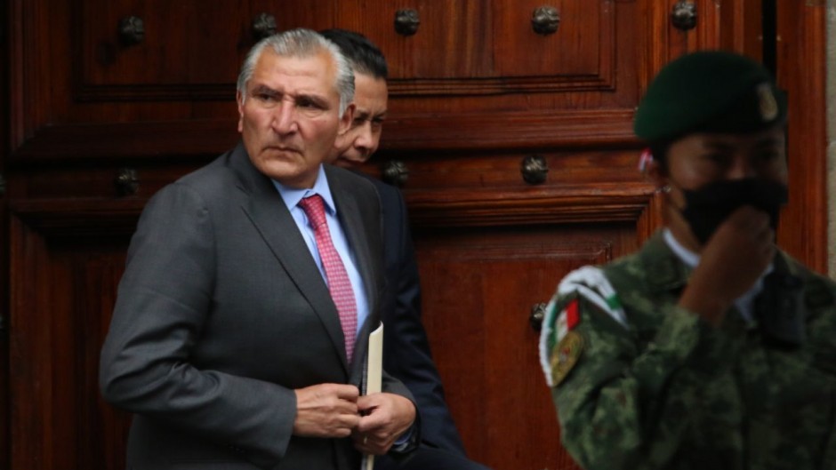Adán insiste en "culpar" a Ebrard por la tragedia en Ciudad Juárez y difunde el decreto que lo puso al frente de la migración