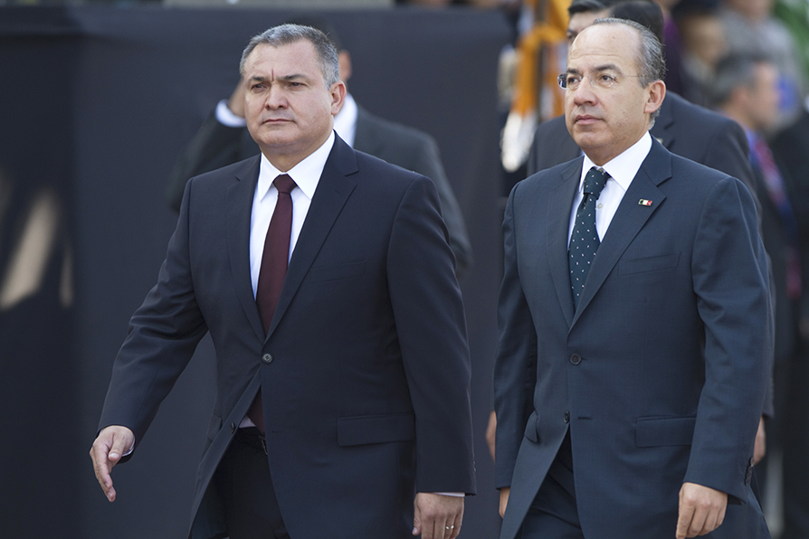 Genaro García Luna (d) y el ex presidente Felipe Calderón. | Sara Escobar
