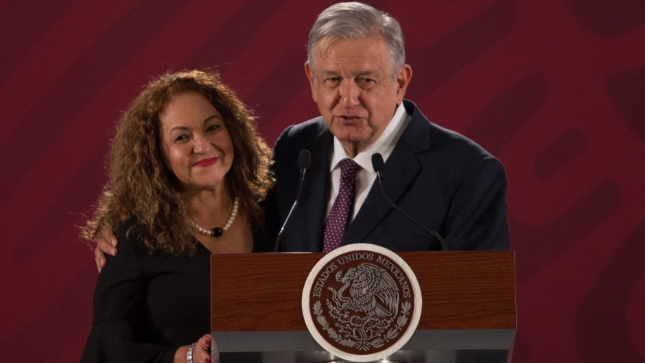 El presidente López Obrador y la directora de Notimex, Sanjuana Martínez. 