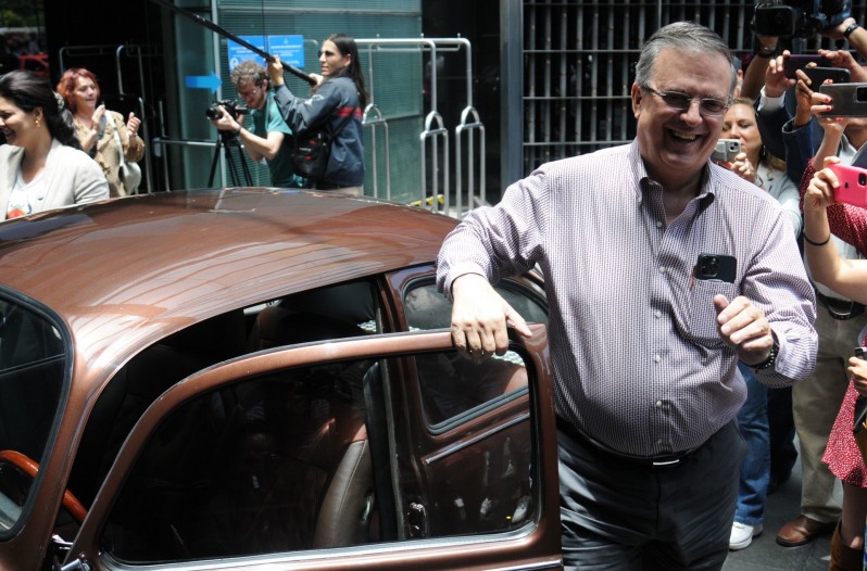 Ebrard en su vocho.