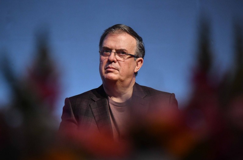 Ebrard se sacó la camisa y ahora se muestra con playera y saco.