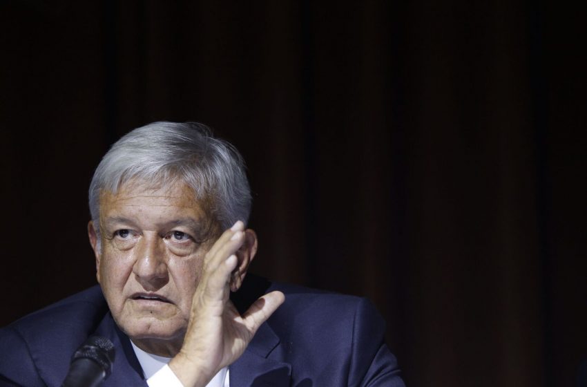 López Obrador interviene en la pelea de sus corcholatas y cita de urgencia a Ebrard en Palacio Nacional