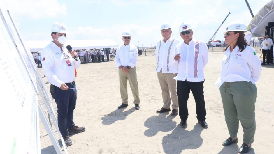 Adán Augusto López y Rocío Nahale con el empresario Daniel Flores Nava, en Veracruz.