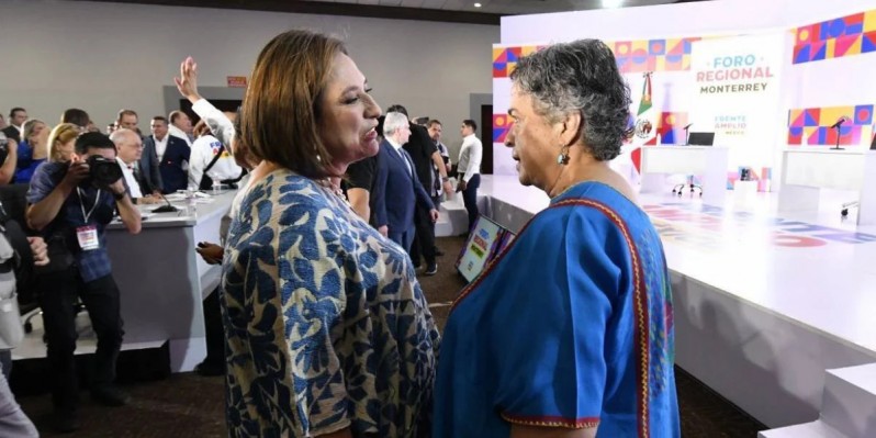 La panista Xóchitl Gálvez y la priista Beatriz Paredes.