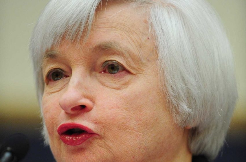 El peso vuelve a rondar las 17 unidades por dólar tras la baja de calificación a la nota de EU