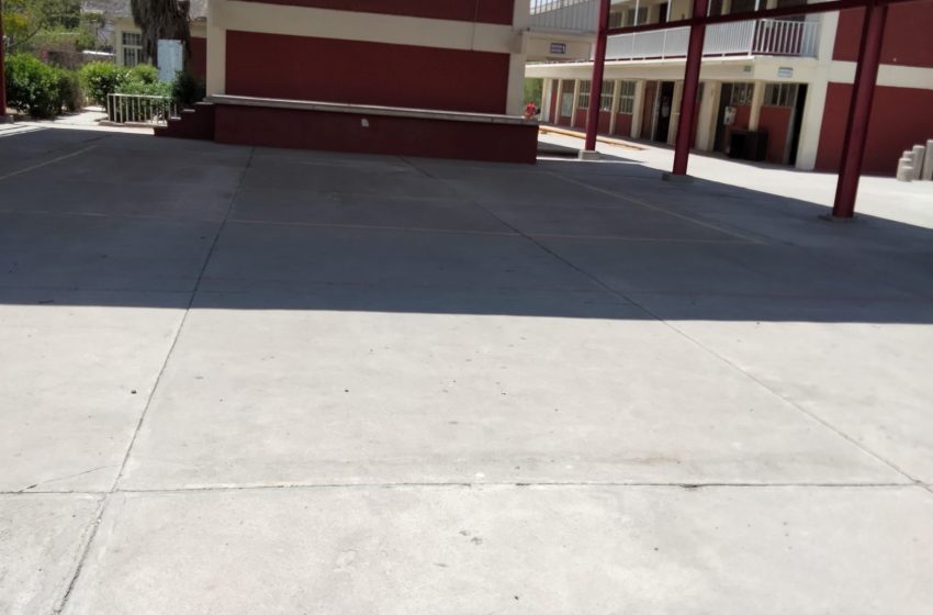 TRABAJADORES MUNICIPALES LIMPIAN ESCUELAS ANTE REGRESO A LAS AULAS