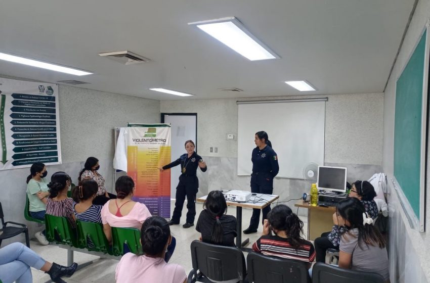 POLICÍAS MUNICIPALES CAPACITAN A DERECHOHABIENTES DEL IXTLERO SOBRE VIOLENCIA CONTRA LA MUJER