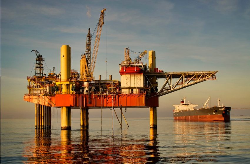  Presión de la IEA: advierte que sin licitaciones la producción petrolera declinará para 2028