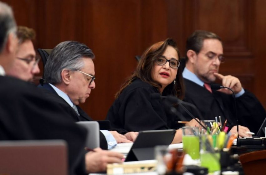 AMLO advierte que la oposición ya se puso de acuerdo con la Corte para restituir los fideicomisos