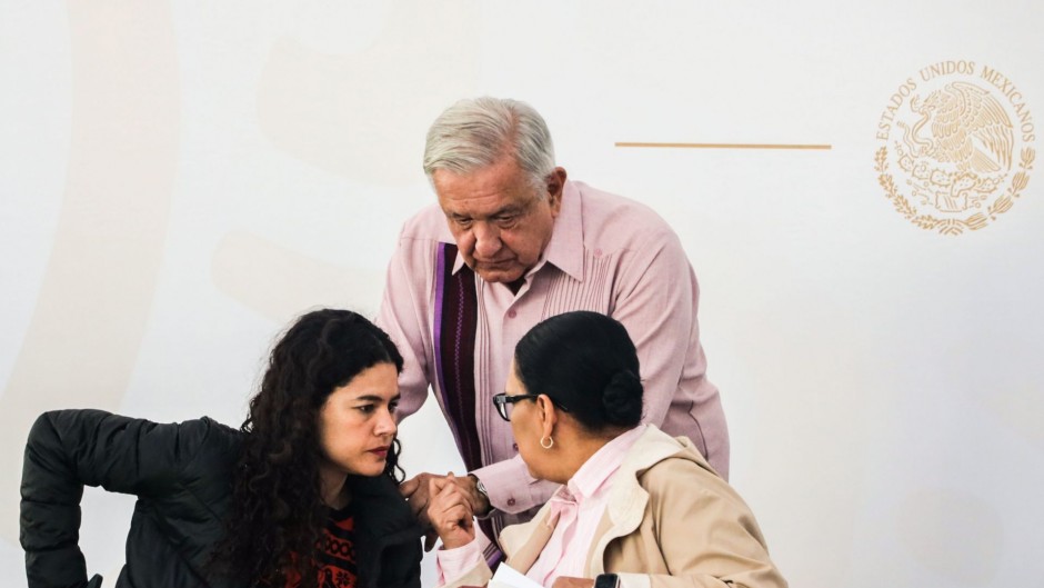 Andrés Manuel López Obrador y las secretarias Luisa Alcalde y Rosa Icela Rodríguez.