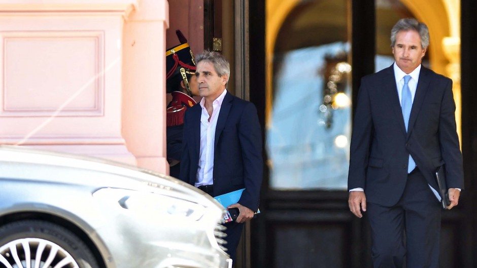 Caputo ahora analiza un impuestazo: suba de ganancias y retenciones del 15% a las exportaciones