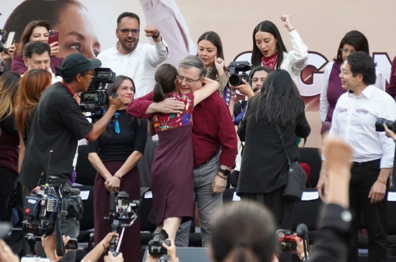 El excanciller Marcelo Ebrard acompañó a Claudia Sheinbaum desde el escenario. 