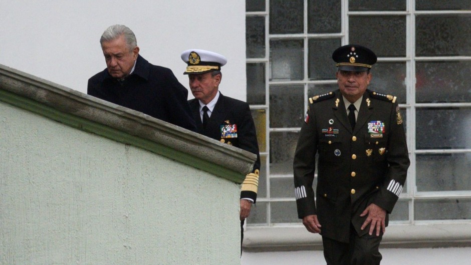 Por temor a la violencia política, los generales refuerzan la seguridad de AMLO y le piden limitar contacto con la gente