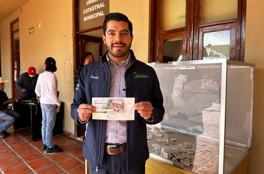  Acude alcalde de Arteaga a pagar su predial e invita a contribuyentes a cumplir