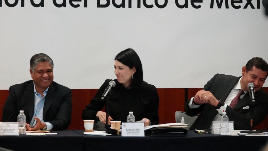 Al centro Victoria Rodríguez, gobernadora de Banxico.