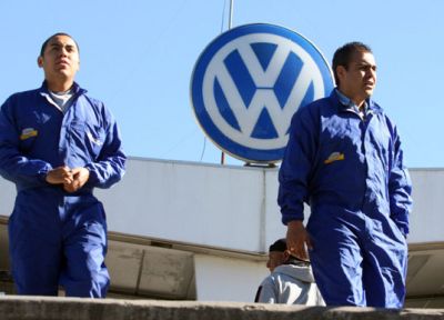  Trabajadores de Volkswagen aceptan resultado de  negociación de contrato colectivo y frenan huelga