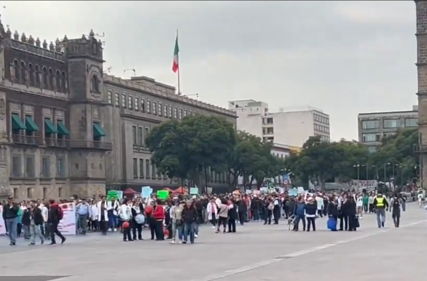 Trabajadores de la Salud se manifiestan en Palacio Nacional ante falta de pagos