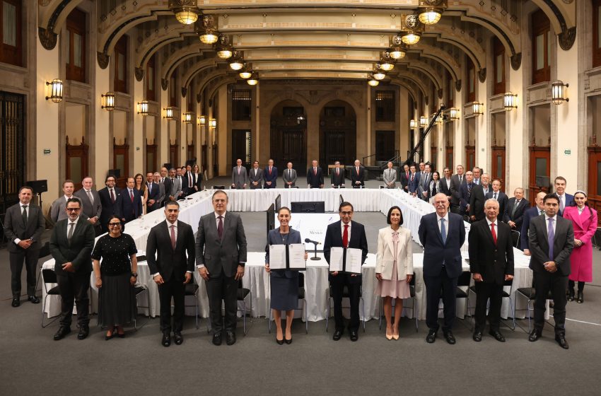 Sheinbaum firma el PACIC con empresarios para bajar a 910 pesos el precio de la canasta básica