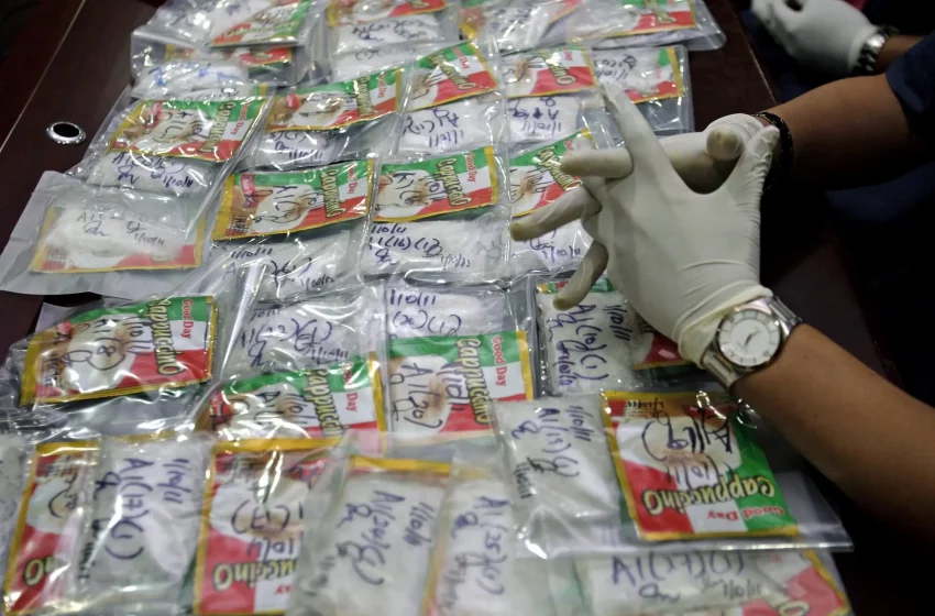  Autoridades confiscan 1220 litros de posible metanfetamina en Sinaloa