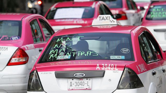  Ganan los taxistas en el AICM, taxis castigan a viajeros.