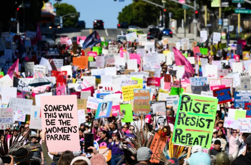 Consignas contra Trump marcan las protestas del 8M en EE.UU.