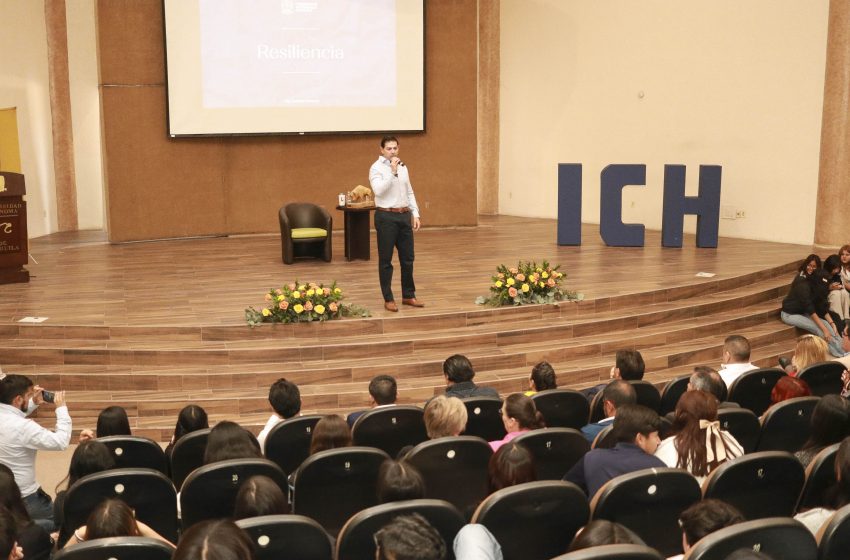  Rector de la UAdeC Acuerda con la Comunidad del ICH la Instalación de una Techumbre para su Patio Central