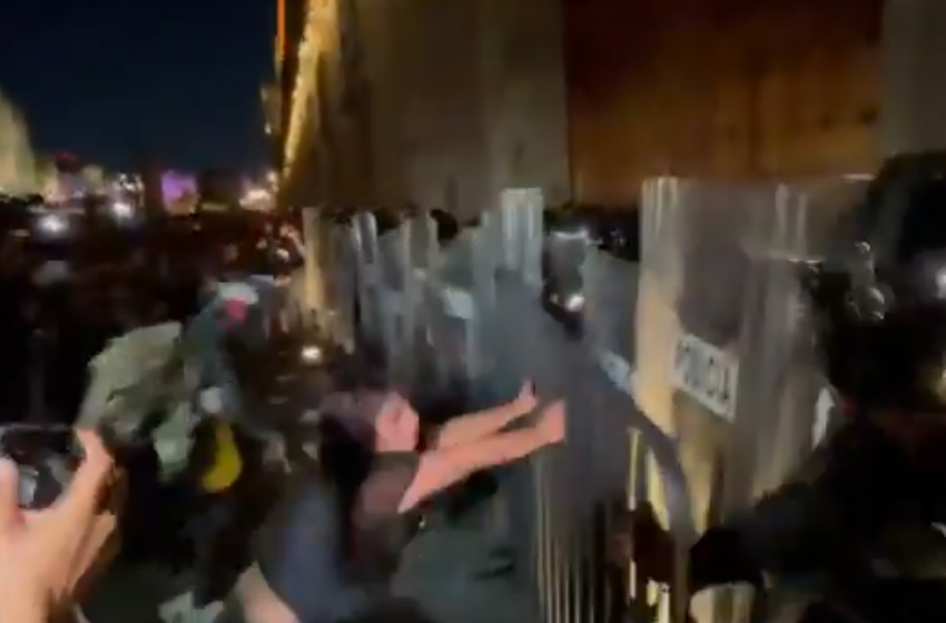 Tensión en el Zócalo: enfrentamiento entre policías y manifestantes frente a Palacio Nacional