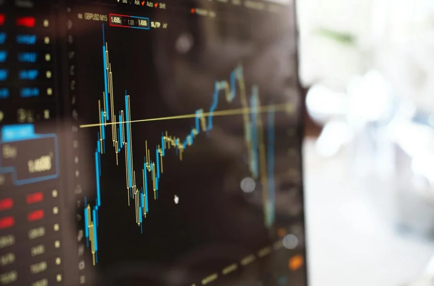  Wall Street retrocede; las tecnológicas presionan antes de comentarios de la Fed