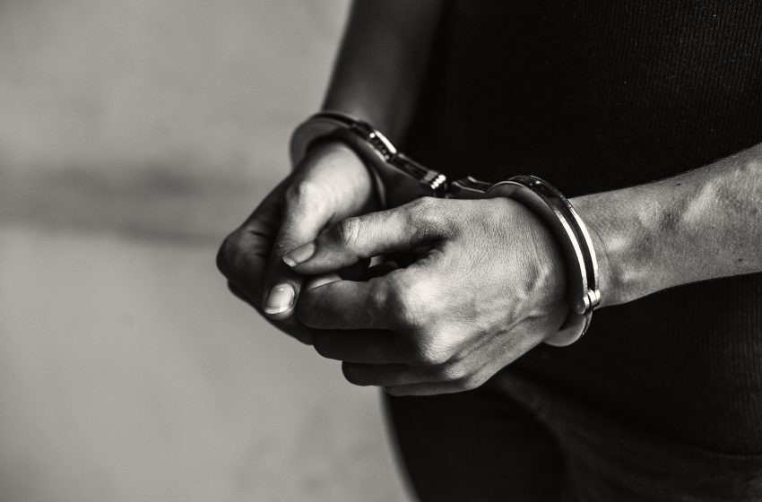  Detienen a dos policías y una mujer en Jalisco por presunta trata de personas