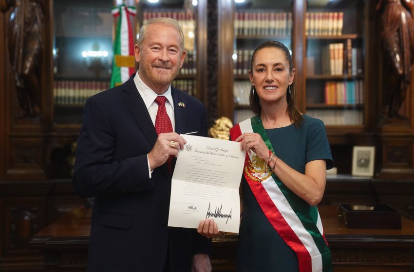  Sheinbaum recibe al nuevo embajador de EE.UU., Ronald Johnson, en Palacio Nacional