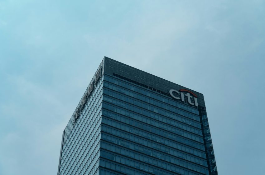  Citigroup retrasa pronóstico de recorte de tasas en EE.UU.; ahora prevé tres recortes en 2025